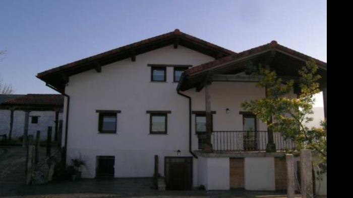 fachada agroturismo lokate en gipuzkoa