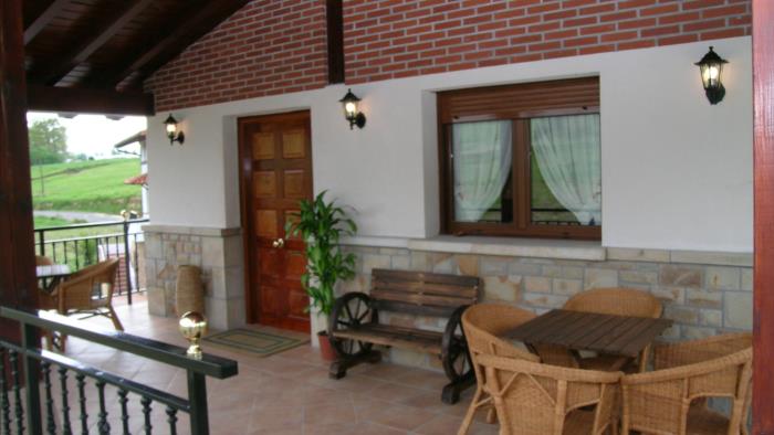 Porche casa rural Arriortua en Bizkaia