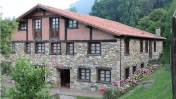 fatxada nekazalturismoa longa nagusia bizkaian