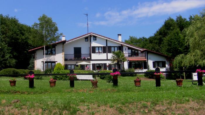 fatxada nekazalturismoa atxarmin Araban