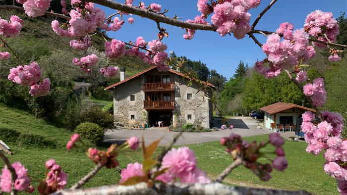 fachada agroturismo Urresti en Bizkaia