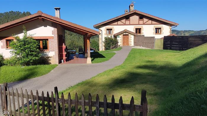 Fachada casa rural Azketa-Errota en Gipuzkoa