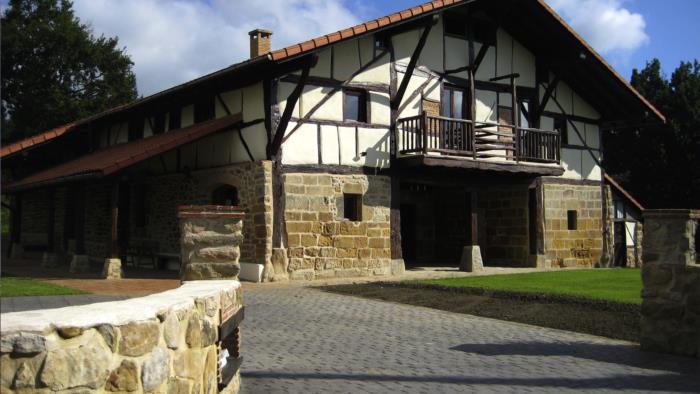 Fachada casa rural Pagaigoikoa en Bizkaia
