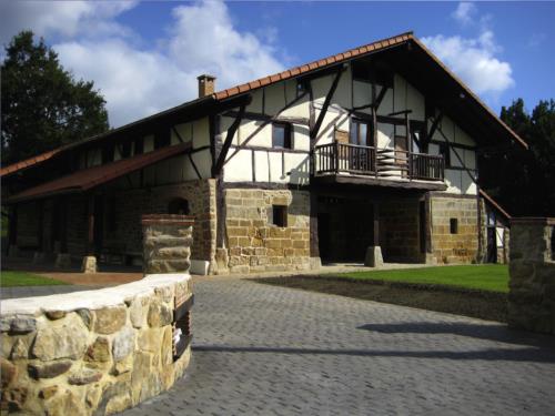 Fachada 2 casa rural Pagaigoikoa en Bizkaia