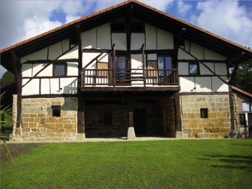 Fachada 1 casa rural Pagaigoikoa en Bizkaia
