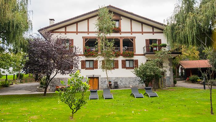 fachada agroturismo Zubeltzu Torre en Gipuzkoa