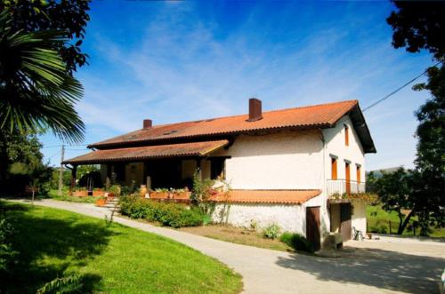 Fachada agroturismo Kastillun en Gipuzkoa