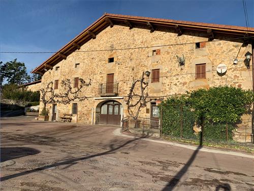 fachada 1 agroturismo berriolope en Vizcaya