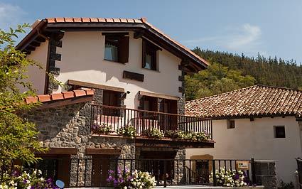 fachada casa rural Segotegi-etxea en Gipuzkoa