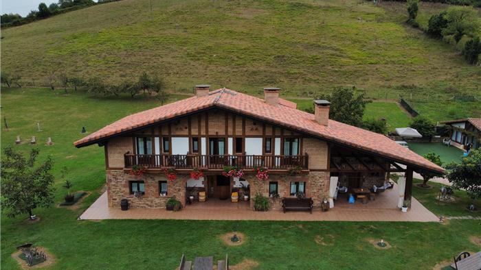 fachada agroturismo lezamako etxe en Vizcaya