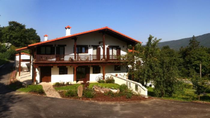 Fachada casa rural Ontxoenea en Gipuzkoa