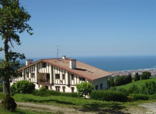 fachada agroturismo sagarmaneta en gipuzkoa