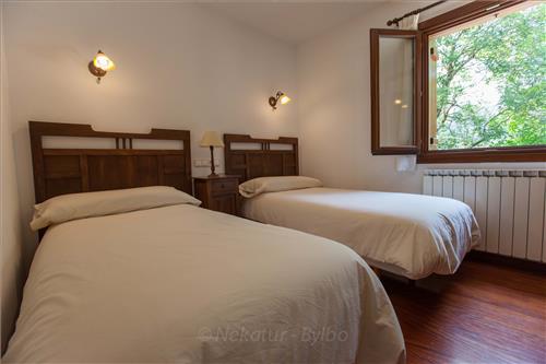 Habitación doble 1 casa rural Arregi 2 en Gipuzkoa