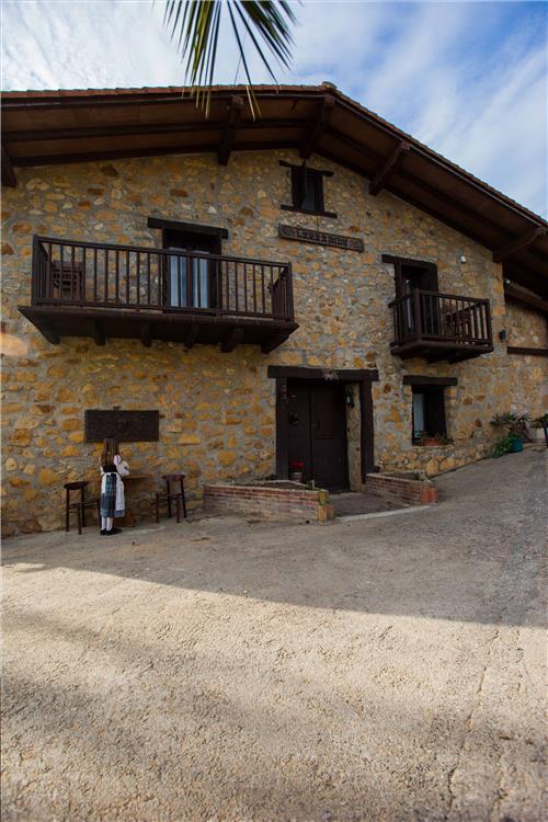 Fachada agroturismo Larrabide en Gipuzkoa
