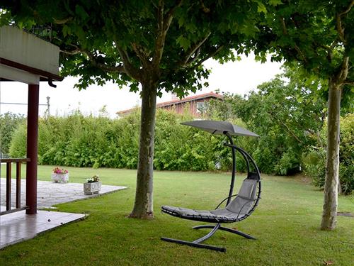 Jardin casa rural Atxispe en Bizkaia