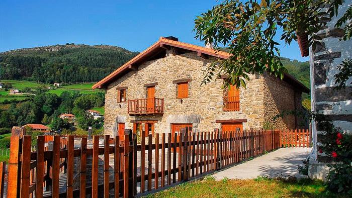 Fachada_casa_rural_Mikelenea_Gaztelu_Gipuzkoa_Nekatur
