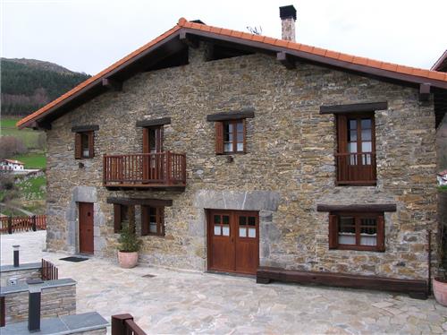 Fachada_casa_rural_Mikelenea_Gaztelu_Gipuzkoa_Nekatur