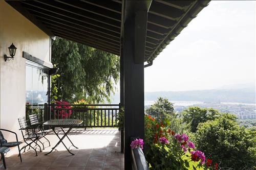 Terraza agroturismo Goiznabar en Gipuzkoa