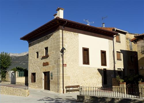 fachada casa rural mercedes etxea en Alava