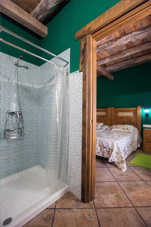 Ducha_casa_rural_Arkaitza_Berrobi_Gipuzkoa_Nekatur
