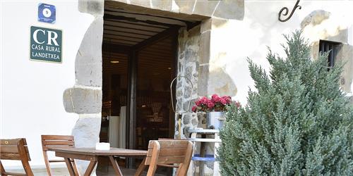 Entrada casa rural Batzarki en Bizkaia