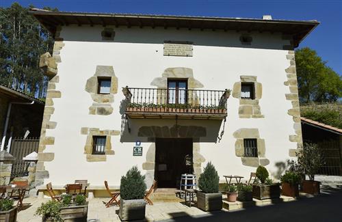 Fachada casa rural Batzarki en Bizkaia