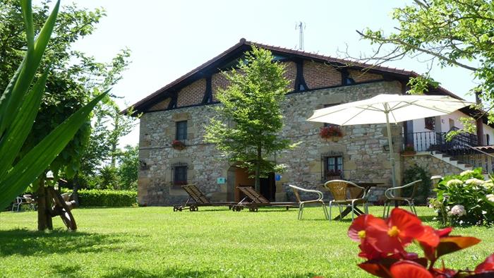 fachada agroturismo apartamentos turisticos jesuskoa en Gipuzkoa