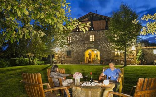 fachada de noche apartamentos turisticos de Jesuskoa en Gipuzkoa