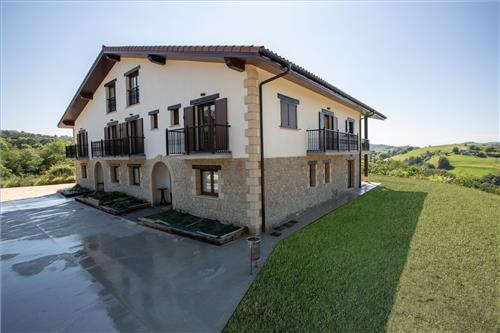 Fachada agroturismo Basitegi en Gipuzkoa