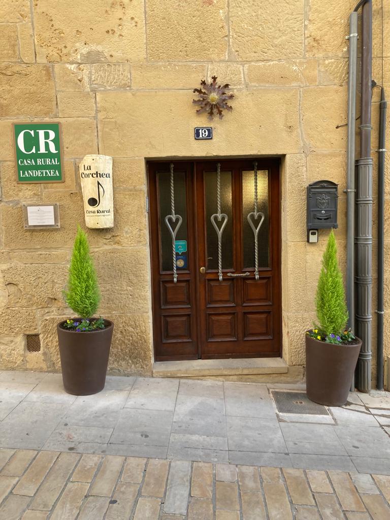 Sarrera nagusia  landa etxea La corchea Eltziegon, Araban