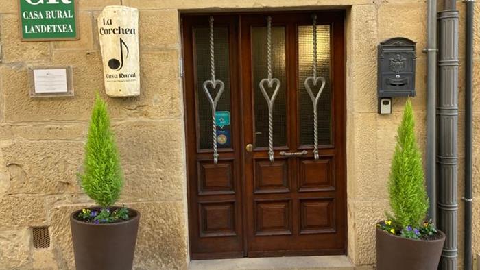 Sarrera nagusia  landa etxea La corchea Eltziegon, Araban