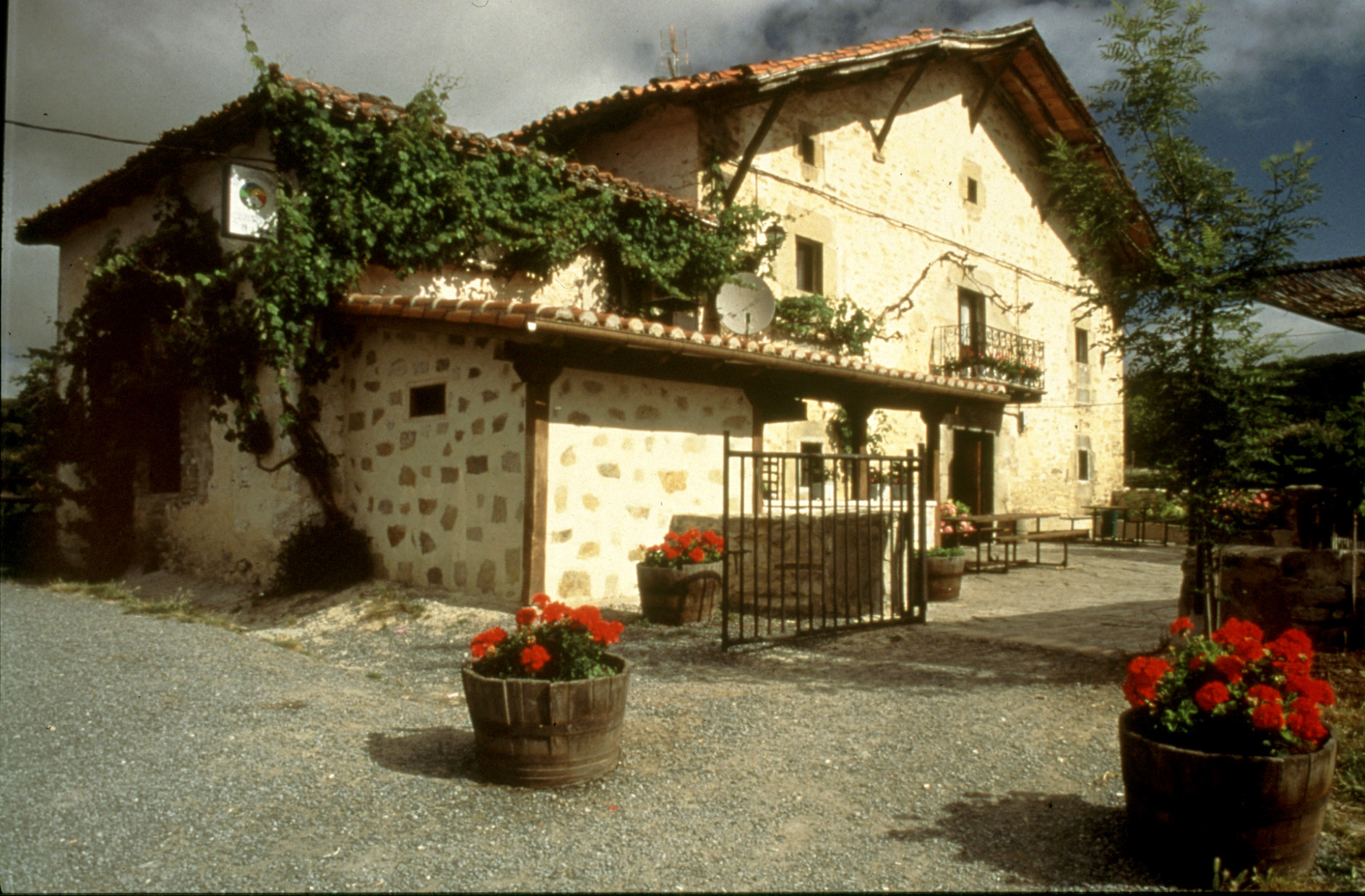 fatxada nekazalturismoa guzurtegi Araban