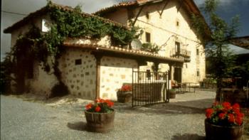 fatxada nekazalturismoa guzurtegi Araban