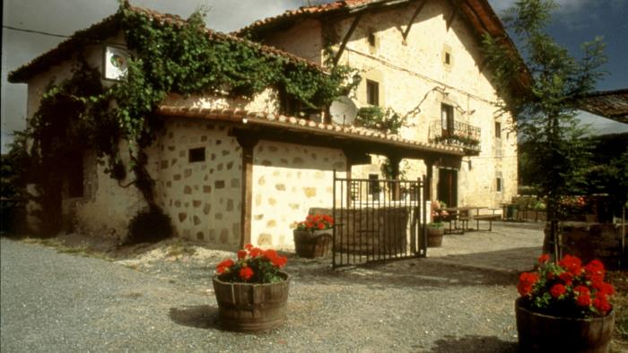fachada agroturismo guzurtegi en Alava