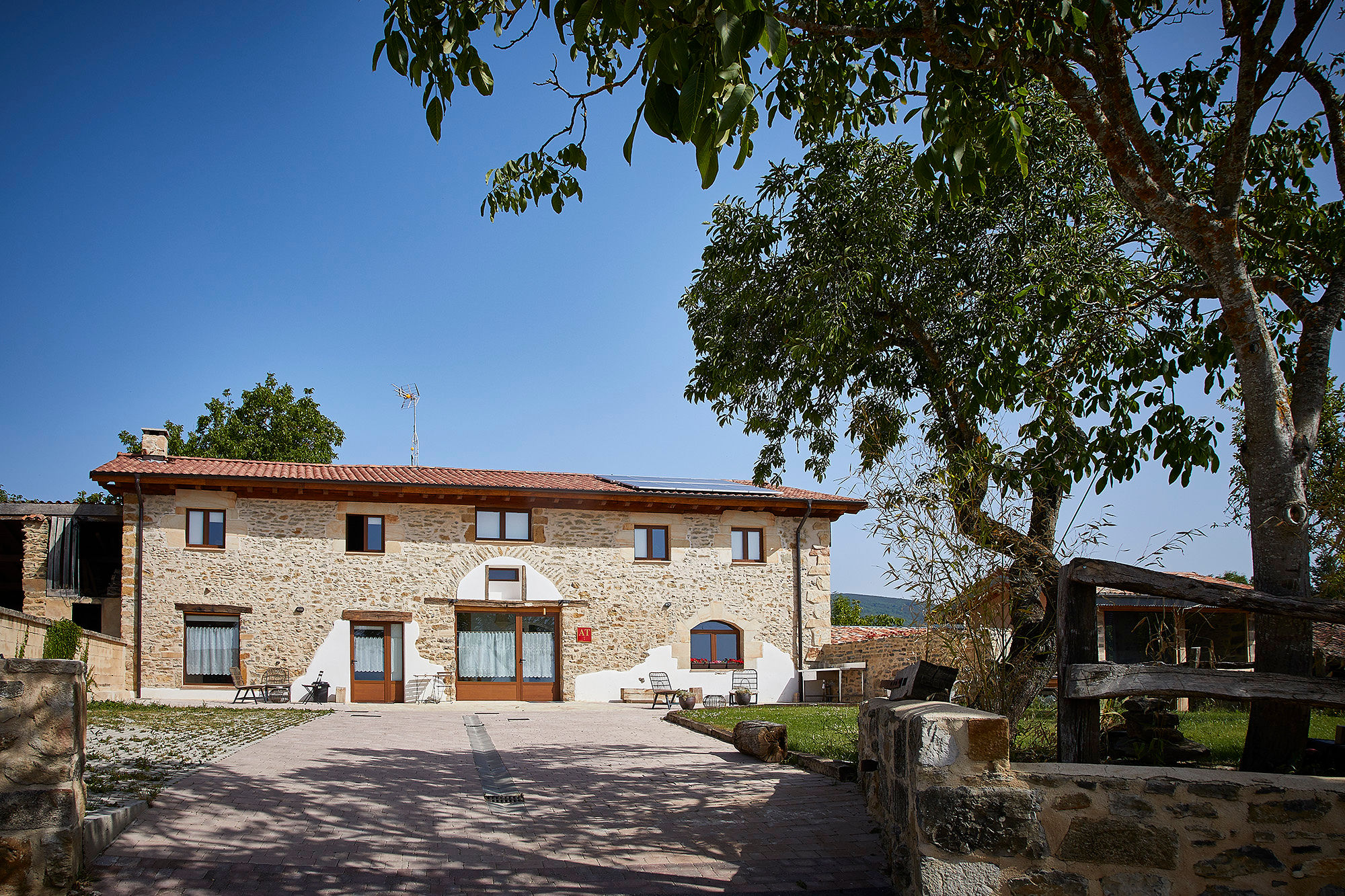 Fatxada_nekazalturismoa_Haizatu_Manurga_Araba