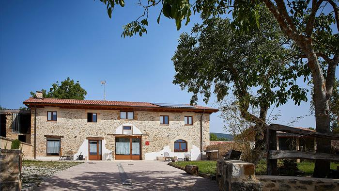 Fachada_agroturismo_Haizatu_Manurga_Araba