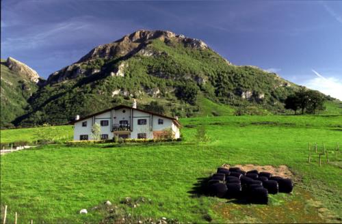 fachada agroturismo haundikoa en gipuzkoa