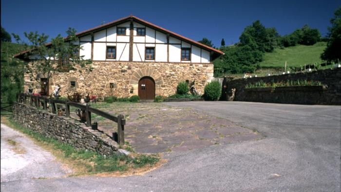 fachada agroturismo baztarretxe en gipuzkoa