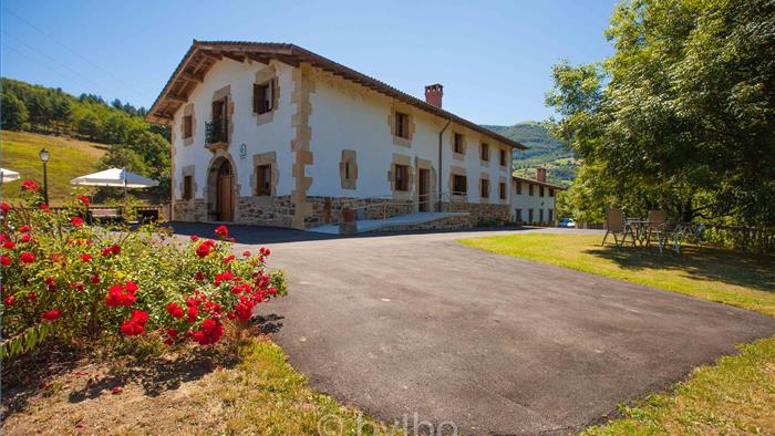fachada agroturismo arregi en gipuzkoa