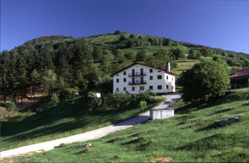fachada agroturismo alustiza en gipuzkoa