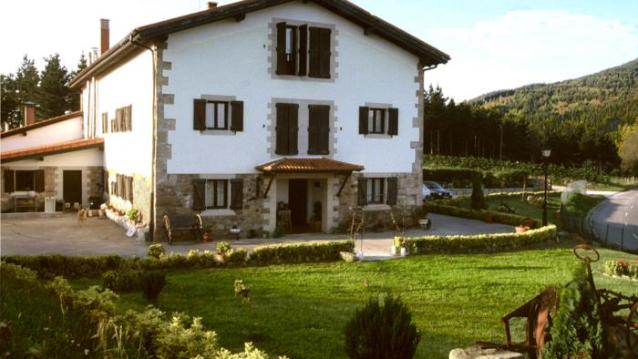 Fachada agroturismo Astei en Bizkaia