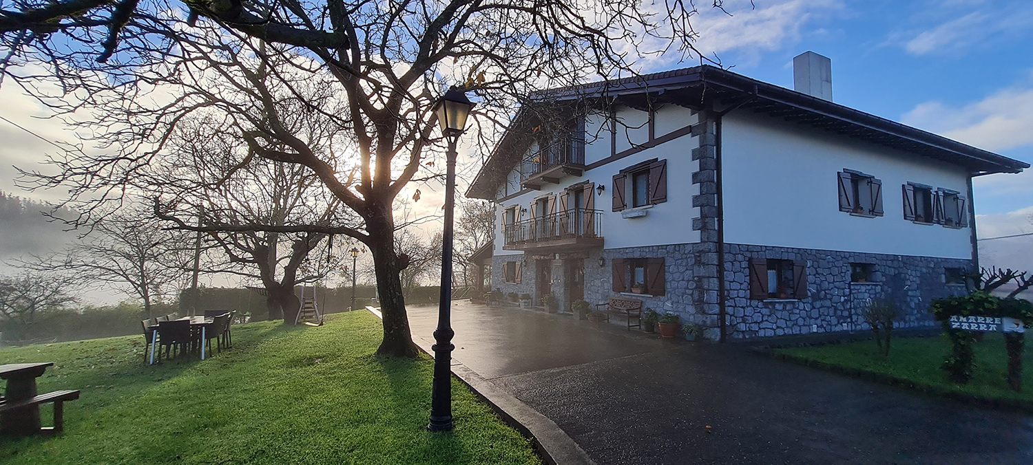 fachada 2 agroturismo Añarre Zarra en Gipuzkoa