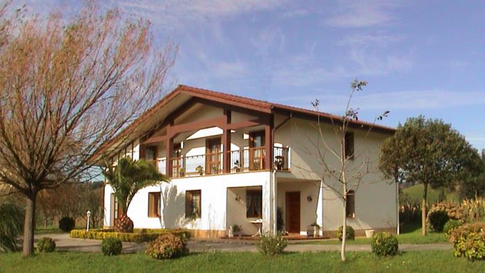 fachada agroturismo zabale en gipuzkoa