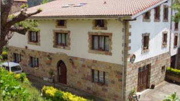 fatxada nekazalturismoa Aizperro Gipuzkoan
