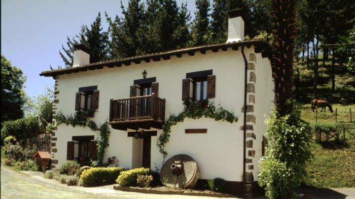 fachada agroturismo ugarte en gipuzkoa