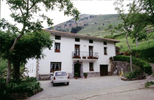 fachada agroturismo arrasketa en gipuzkoa