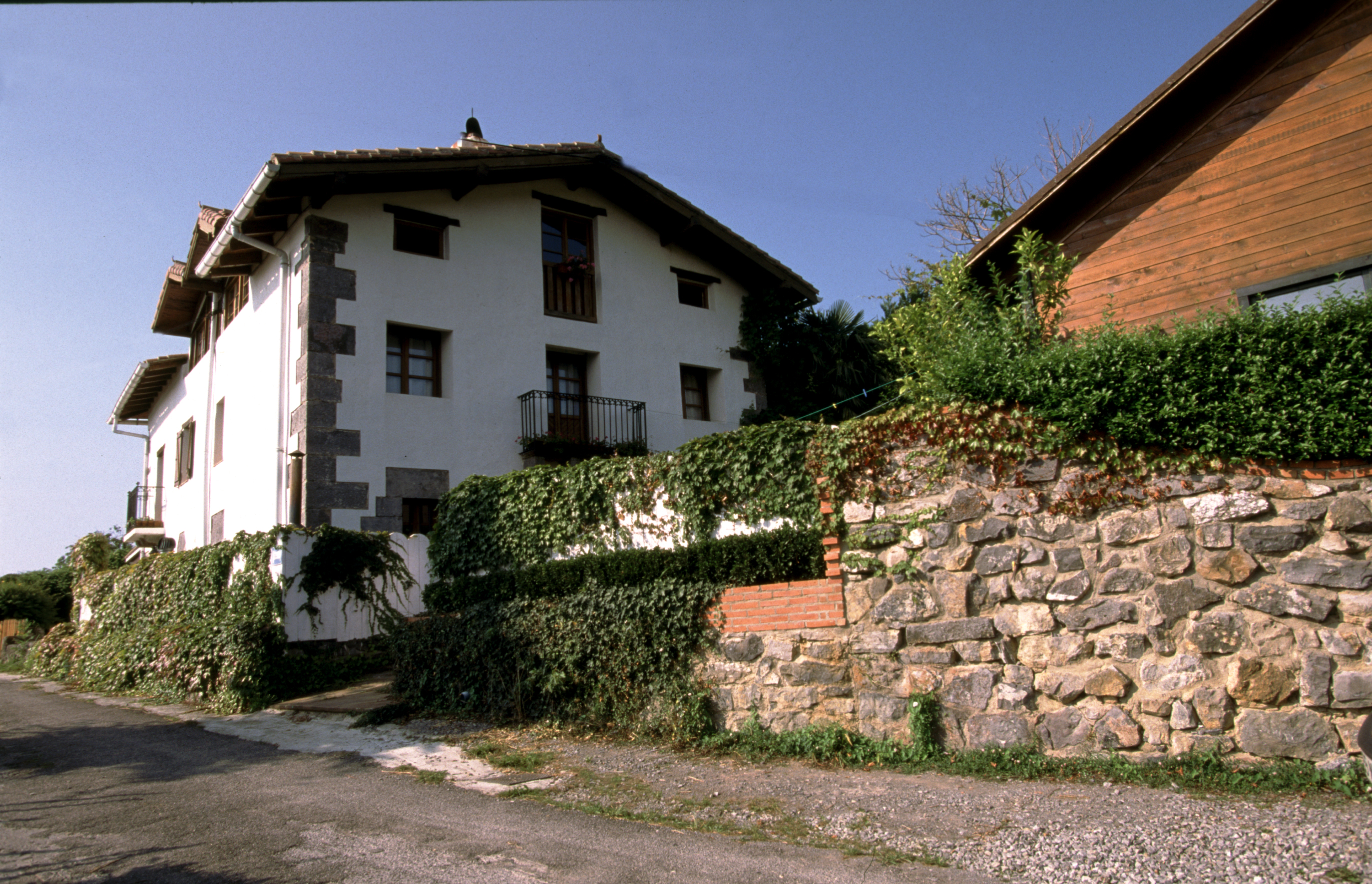 fatxada landa-etxea Ugalde Barri Bizkaian