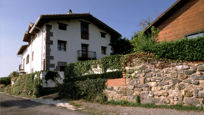 fachada casa rural Ugalde Barri en Bizkaia