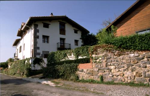 fachada casa rural Ugalde Barri en Bizkaia