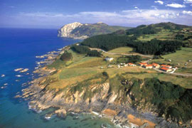 Reserva de la Biosfera de Urdaibai, con el cabo de Ogoño al fondo
